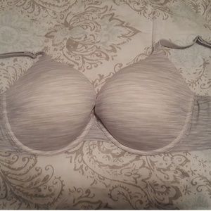 Victoria's Secret bra ** Holding **
